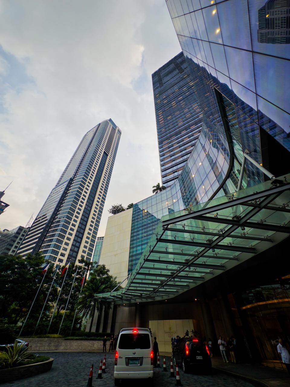 Driveway and façade of Shangri-La The Fort in BGC
